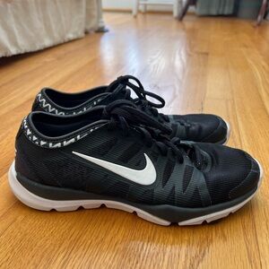 Nike Women's Black and White Athletic Shoes